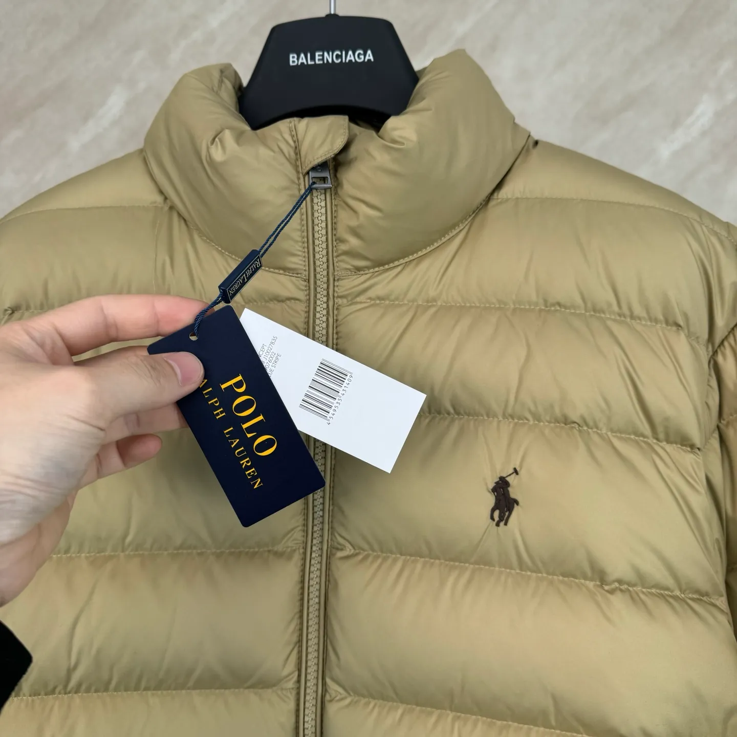 P930 Ralph Lauren lightweight down jacket size s m l xl The nylon fabric has good windproof and waterproof properties, which can effectively block the intrusion of wind and rain from the outside and keep the inside dry, suitable for wearing in humid or rainy environments.  The red label on the chest is made with an imported MECLO embroidery machine. The original pattern is scanned first, and then high-quality silk thread is used to make a pattern. The density effect is adjusted by continuous pattern making.  Exquisite details: the zipper design is simple and elegant, easy to operate; the closing design of the cuffs and hem effectively prevents the intrusion of cold wind, improving the warmth and comfort of wearing.  High-quality filling: 90 white duck down is selected, with a weight of 260g, ensuring excellent thermal insulation performance. After strict screening and processing, the velvet is not easy to drill, ensuring durability. The hangtags, wash marks, air holes, and four-button buttons are all customized from the original one-to-one mold.